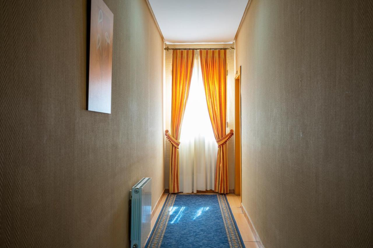 Hotel Los Barruecos By Croma Malpartida de Caceres Ngoại thất bức ảnh