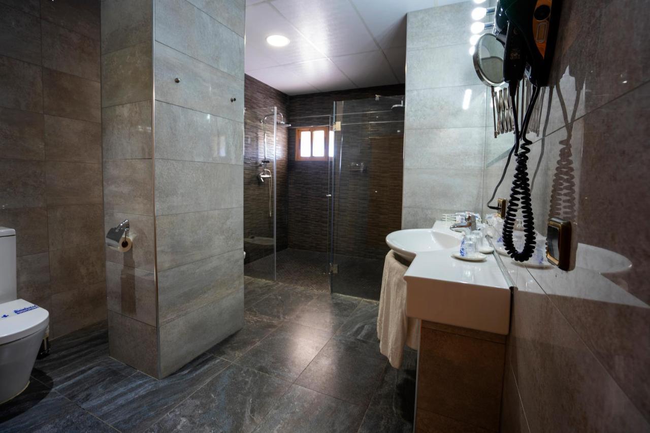 Hotel Los Barruecos By Croma Malpartida de Caceres Ngoại thất bức ảnh