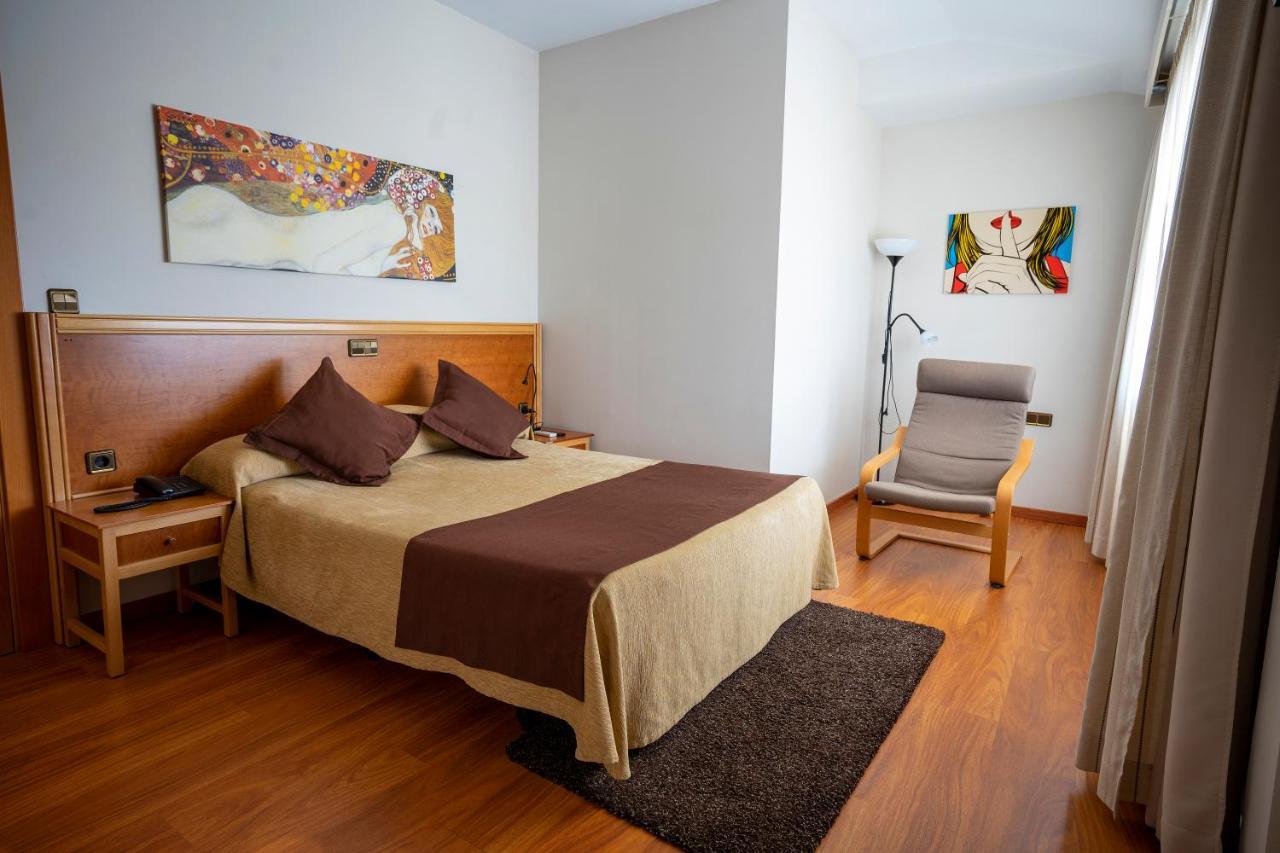 Hotel Los Barruecos By Croma Malpartida de Caceres Ngoại thất bức ảnh