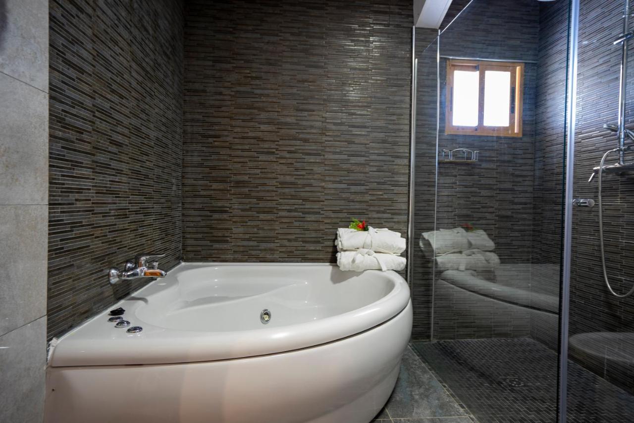 Hotel Los Barruecos By Croma Malpartida de Caceres Ngoại thất bức ảnh