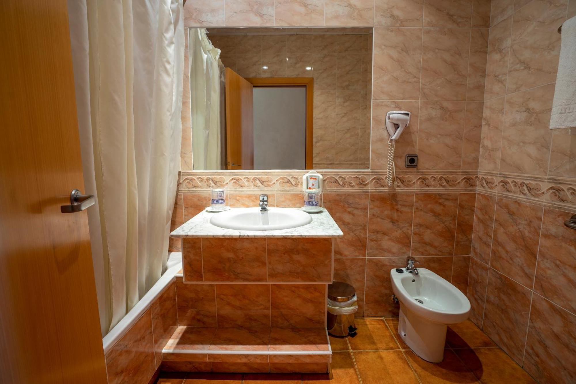 Hotel Los Barruecos By Croma Malpartida de Caceres Ngoại thất bức ảnh