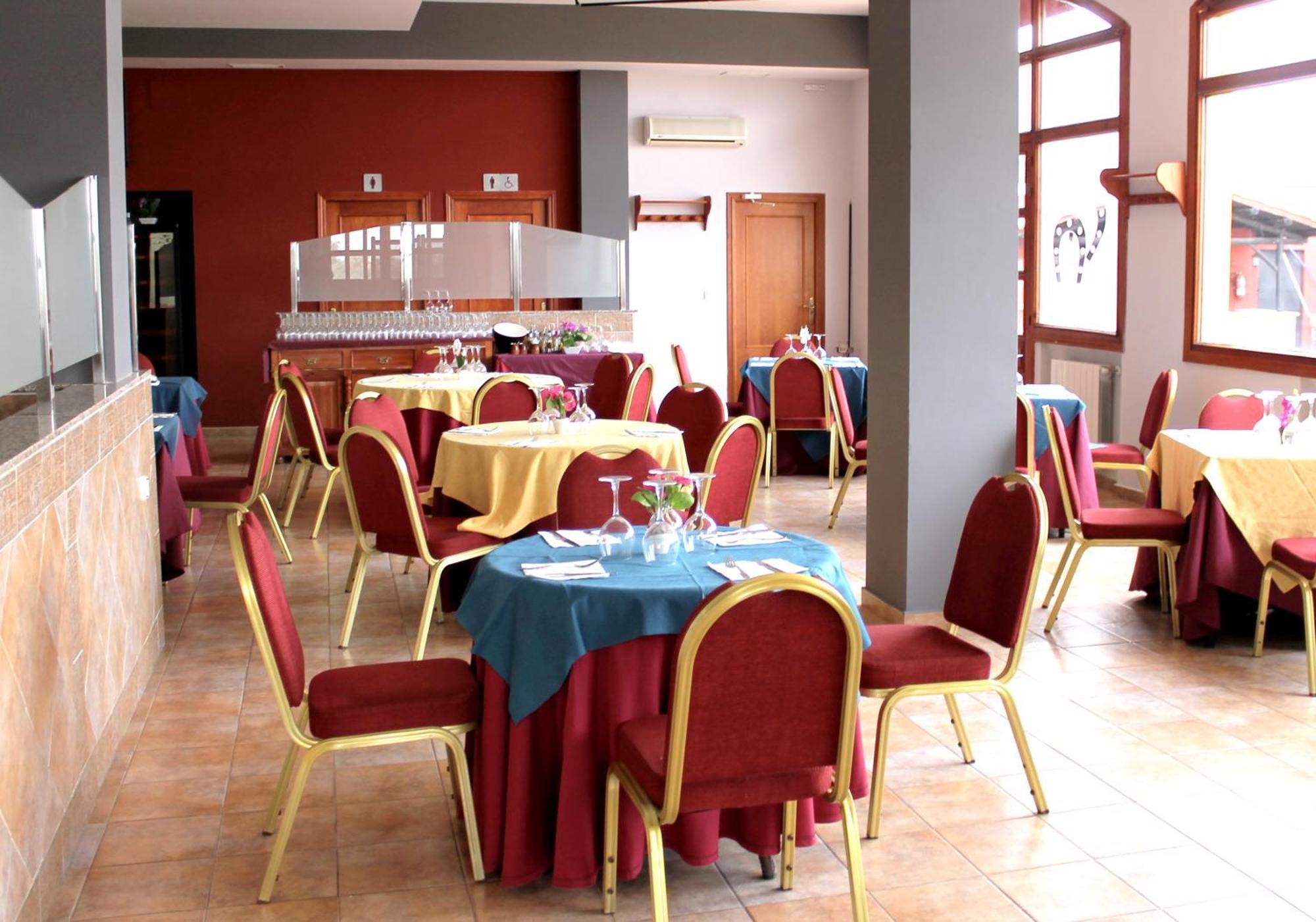 Hotel Los Barruecos By Croma Malpartida de Caceres Ngoại thất bức ảnh
