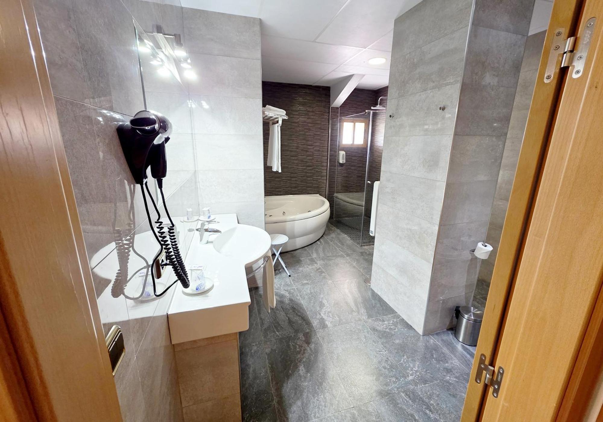 Hotel Los Barruecos By Croma Malpartida de Caceres Ngoại thất bức ảnh
