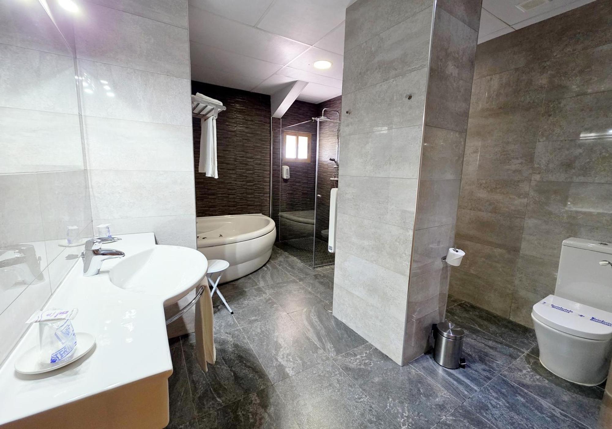 Hotel Los Barruecos By Croma Malpartida de Caceres Ngoại thất bức ảnh