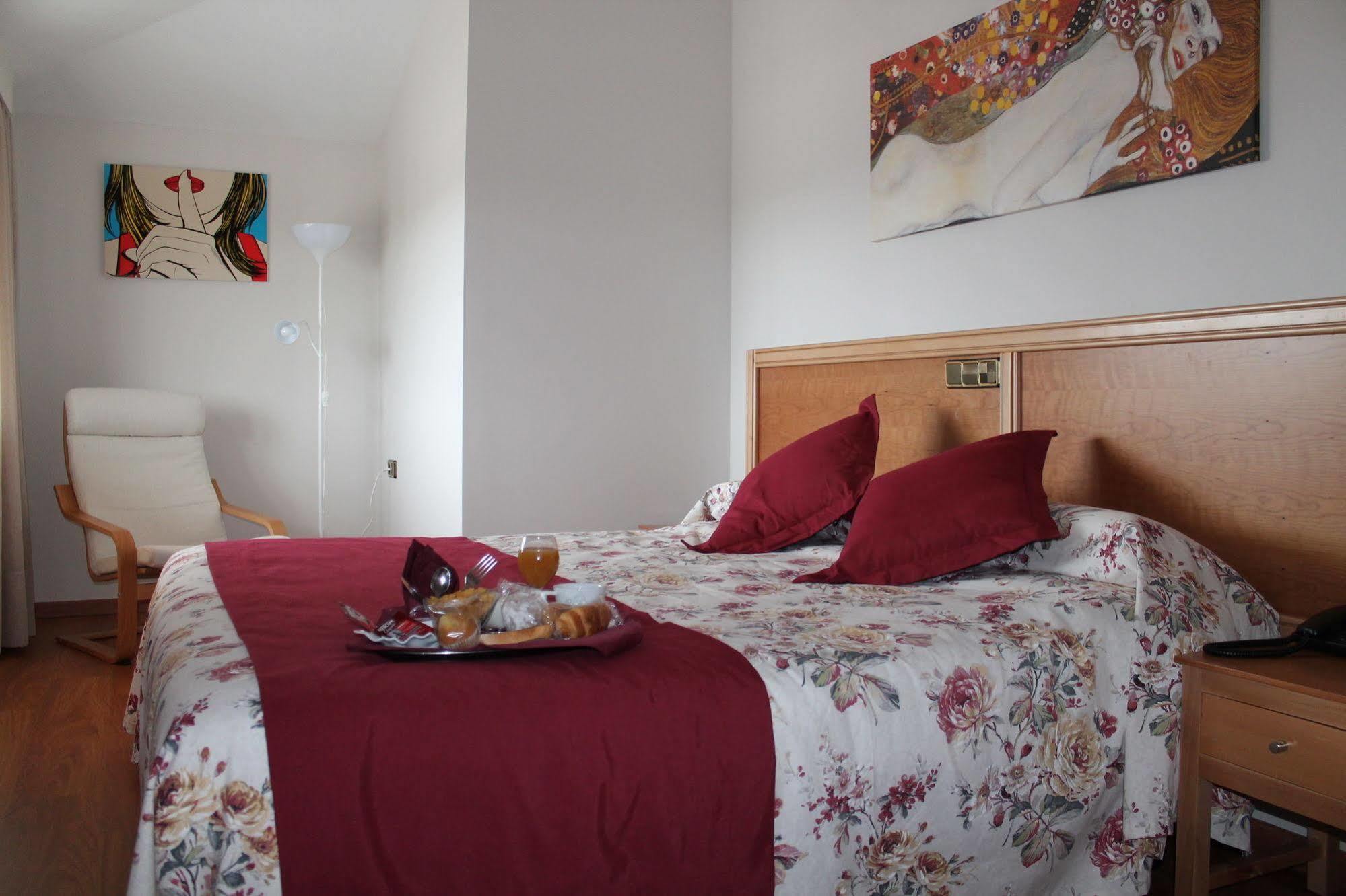 Hotel Los Barruecos By Croma Malpartida de Caceres Ngoại thất bức ảnh